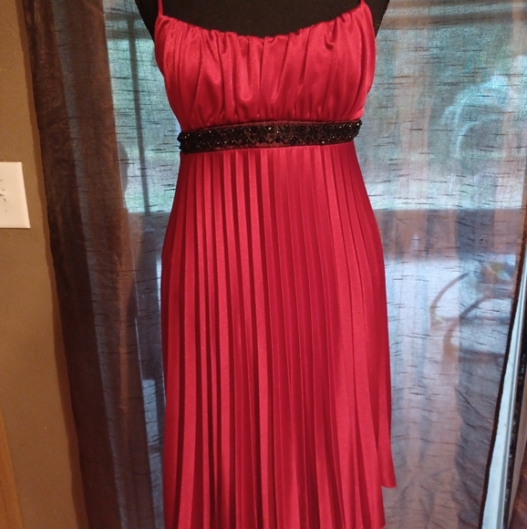 Dress - Picture 2 of 10